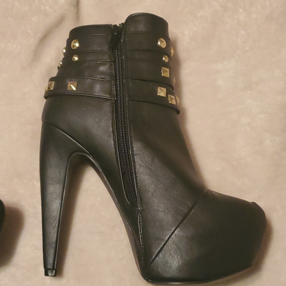 Heels - Picture 2 of 2